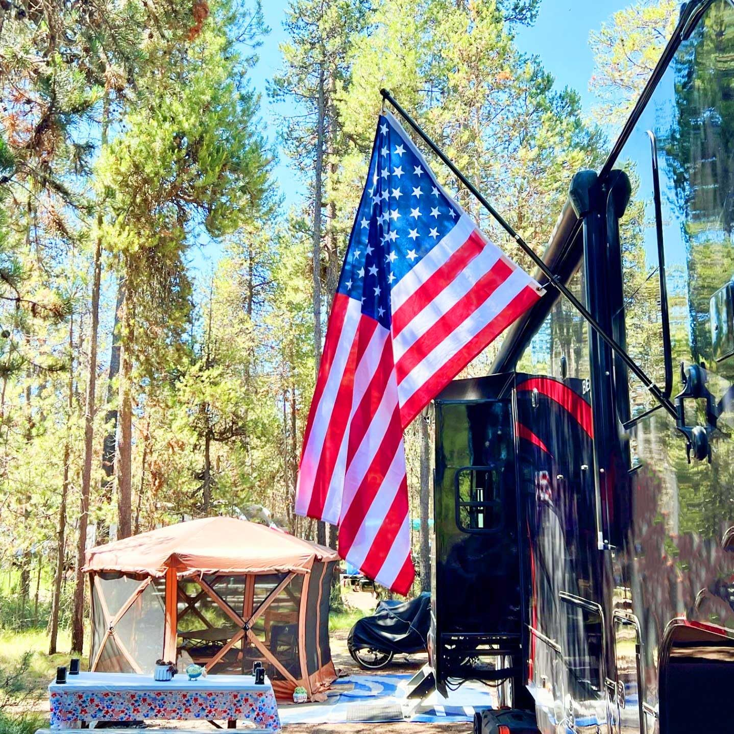 The Traveler RV Suction Cup Flag Pole Kit. Includes Double Suction Cup Mount, 5ft Retractable Pole, Flag 3'x5'